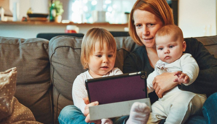 ماؤں کا موبائل فون کا زیادہ استعمال بچوں کی صحت پر اثرات مرتب کر سکتا ہے، فوٹو بشکریہ گوگل